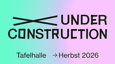 Schwarz Schrift 'UNDER CONSTRUCTION' mit zwei sich kreuzenden Linien darüber und dem Text 'Tafelhalle → Herbst 2026' auf pastellfarbenem Verlaufshintergrund