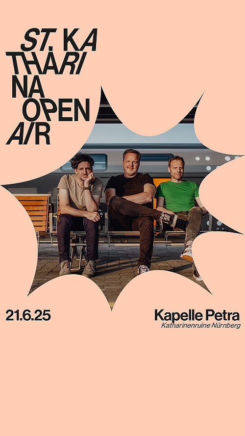 Neben dem Logo des st. katharina open air ist ein Fleck in der sonst einheitlichen beigen Fläche, in dem ein Foto durch scheint. Darauf sind drei Männer zu sehen, die in die Kamera Blicke und auf einer Bank auf einem Bahngleis sitzen. 
