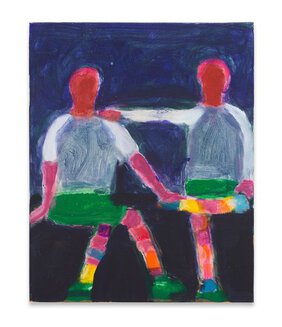 Zwei sitzende Sportler mit regenbogenfarbenen Ringelsocken, die sich einander zuwenden