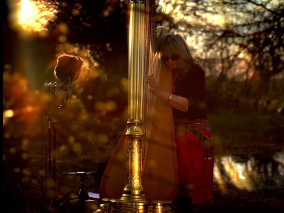 Lilo Kraus an der Harfe