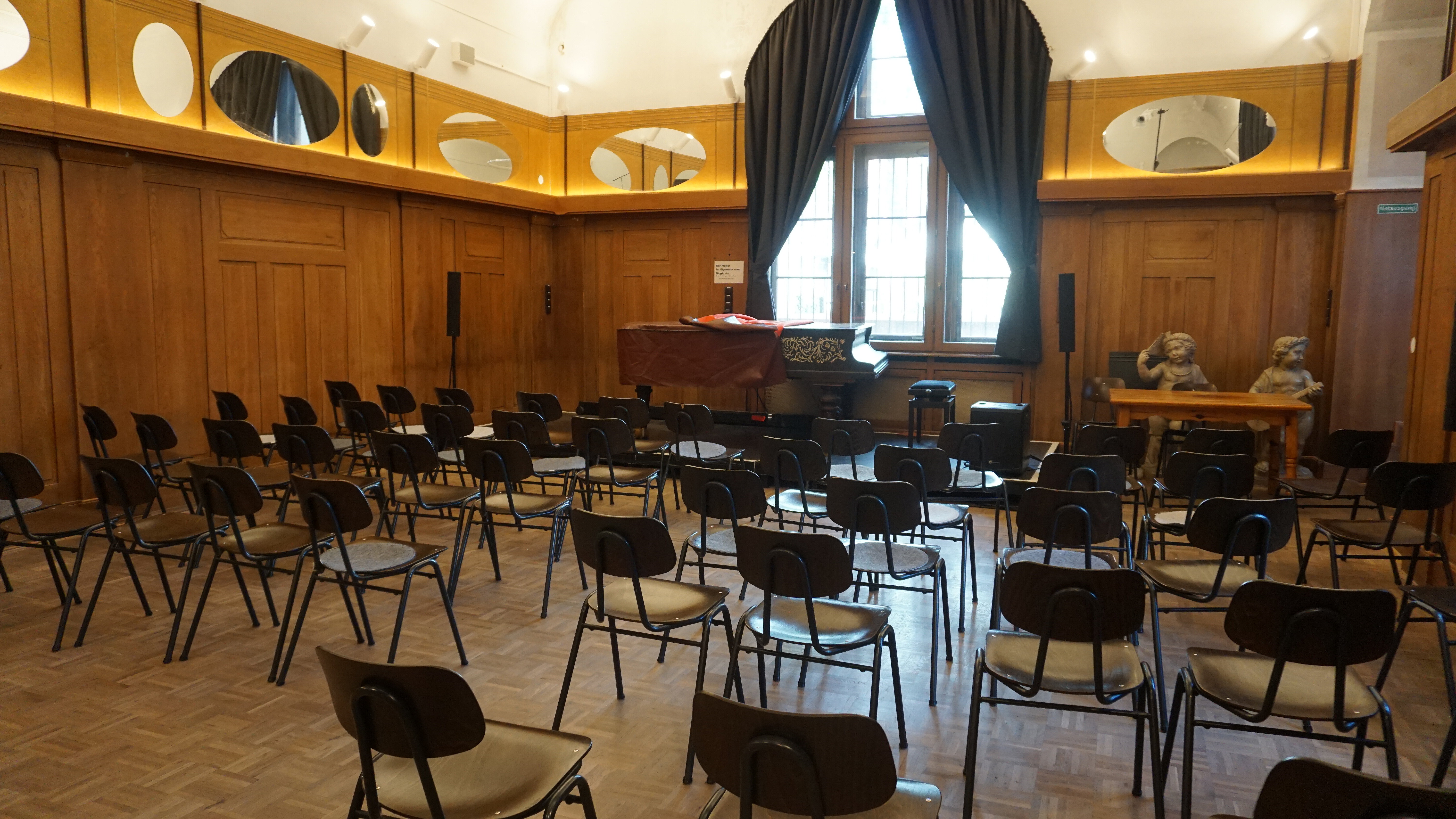 Der Salon mit Reihenbestuhlung