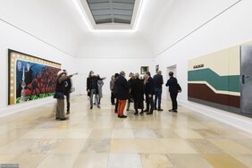 Blick in den Ausstellungsraum mit den Gemälden  "Ohne Titel (Backstage) und (Showtreppe)" 2022
