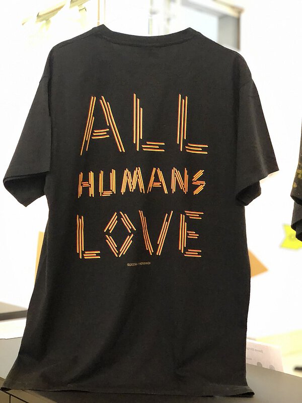 Schwarzes T-Shirt von Julia Bünnagel mit der Aufschrift: All Humans Love;