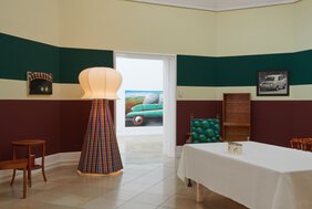 Installation Zimmer mit Reisebüro mit verschiedenen Möbeln