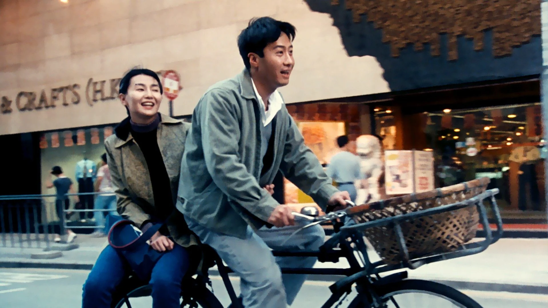 Szenenbild aus dem Film Comrades, Almost a Love Story