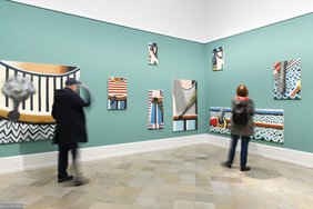Blick in den Ausstellungsraum mit den Gemälden aus der Serie Vacanze.
