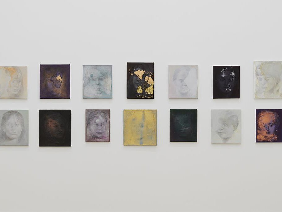 Blich auf die Gemälde von Sibylle Springer in der Ausstellung "Something Between Us"