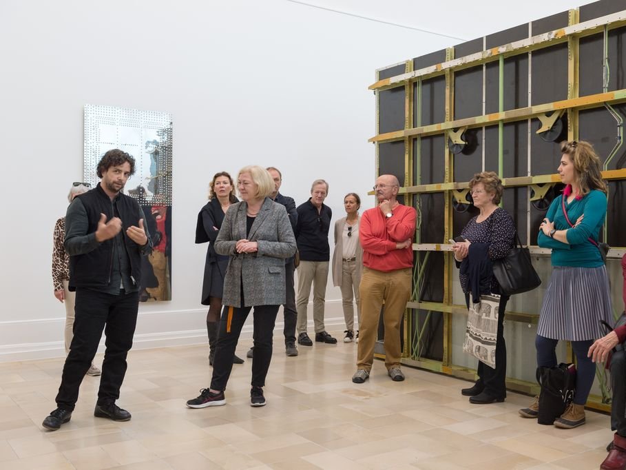 Die Kuratorin der Ausstellung Hidden Beauty führt BesucherInnen durch die Kunsthalle