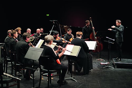 Orchester von hinten fotografiert