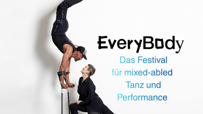 Eine Person steht auf den Händen auf Krücken, eine andere Person sitzt vor ihr und schaut nach oben, daneben der Text 'EveryBody Das Festival für mixed-abled Tanz und Performance'