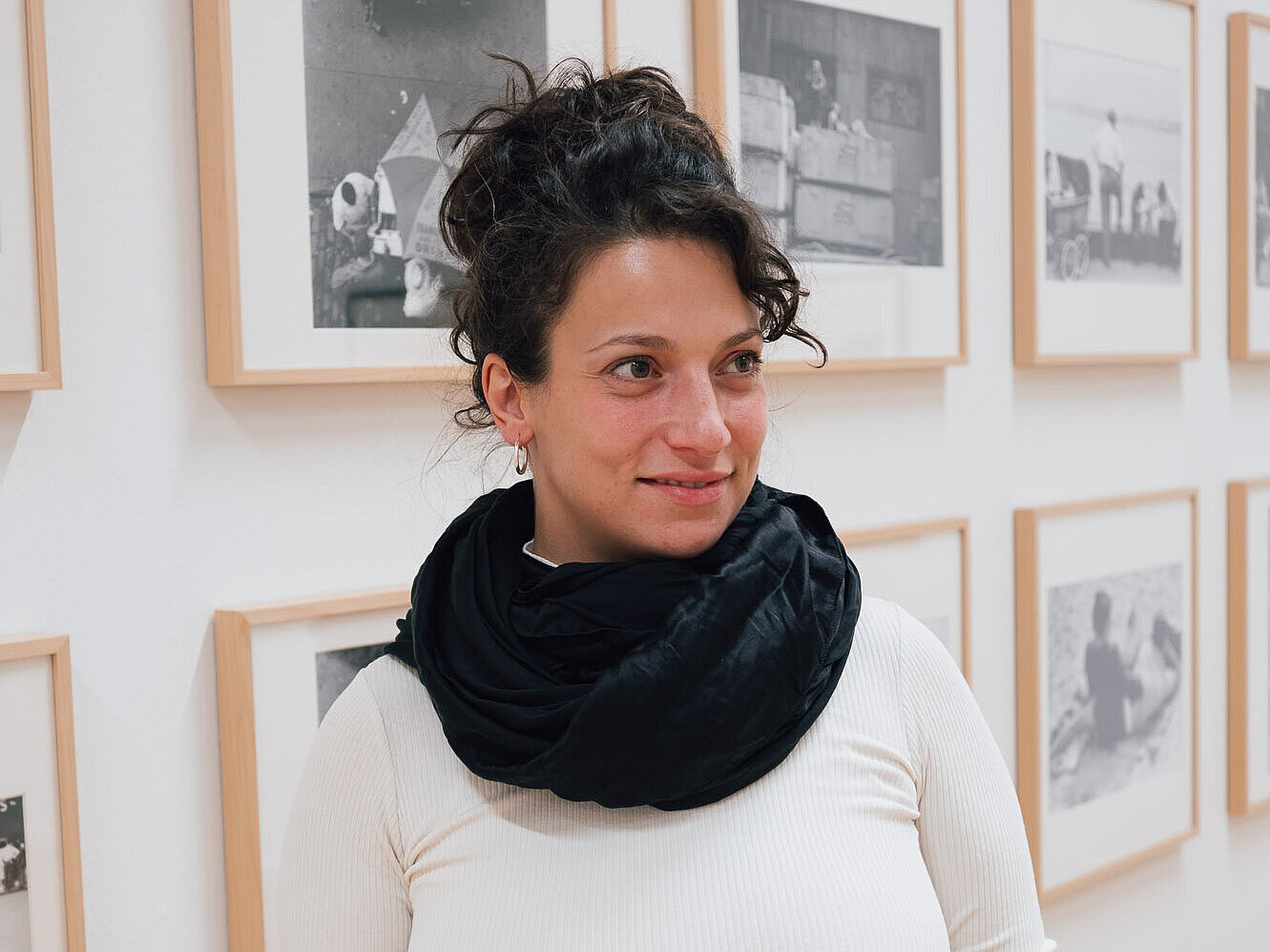 Simona Leyzerovich in der Ausstellung