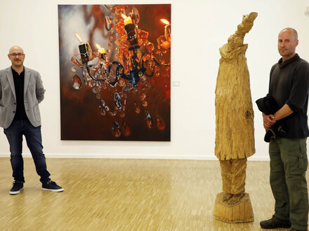 Erster Preisträger Stefan Schindler und Zweiter Preisträger Johannes Vetter neben ihren Kunstwerken in der Ausstellung zum NN-Kunstpreis 2020