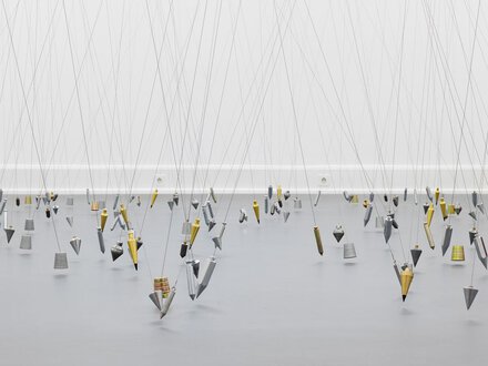 Blick auf die Arbeit 165 Points Towards Infiniti von Tatiana Trouvè in der Kunsthalle Nürnberg anlässlich ihrer Ausstellung 2014