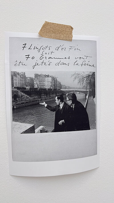 Kopie eines Fotos von Yes Klein, das seine Aktion des Verkaufs von immateriellen Sensibilitätszonen dokumentiert