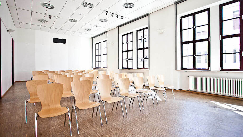 bestuhlter Seminarraum