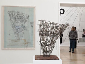 Blick in die Ausstellung In Situ, zu sehen sind ein Modell und eine Zeichnung von Olaf Metzels Freiplastik Meistdeutigkeit