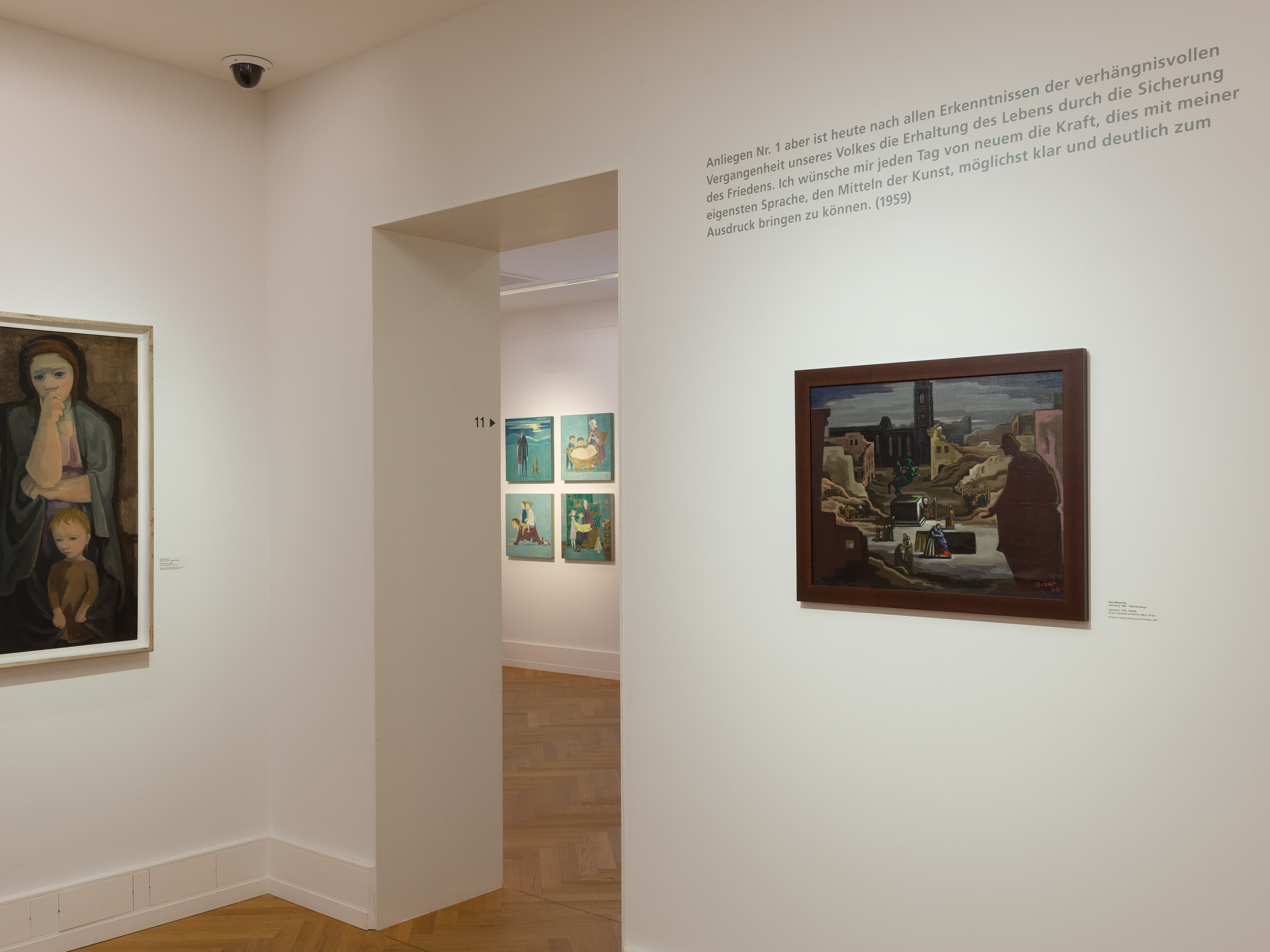 Die Künstlerin Dore Meyer-Vax stellt zwei Ölgemälde aus: Dore Meyer-Vax, Kriegerwitwe, 1948/49, Öl auf Leinwand, 92 x 50,5 cm, Ernst-von-Siemens-Kunststiftung in der Kunsthalle Schweinfurt; Impression 1945, 1945/46, Öl auf Leinwand auf Karton, 46,5 x 59 cm, Sammlung Kunstvilla; Grau grün, Mutter mit drei Kindern, Kinder reiten auf ihrem Vater, Bei der Großmutter, alle 1963, Mischtechnik auf Leinwand auf Holzplatte aufgezogen, je 50 x 50 cm, alle: Sammlung Kunstvilla (von links nach rechts) Foto: © Kunstvilla, Annette Kradisch 