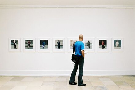 Blick auf die Fotoarbeiten von Albrecht Tübcke anlässlich der Ausstellung "Yet Untitled" in der Kunsthalle Nürnberg 2000