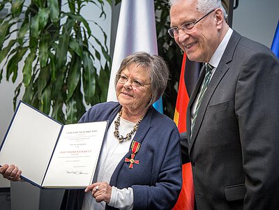 Überreichung des Verdienstkreuzes am Band an Irit Holzheimer