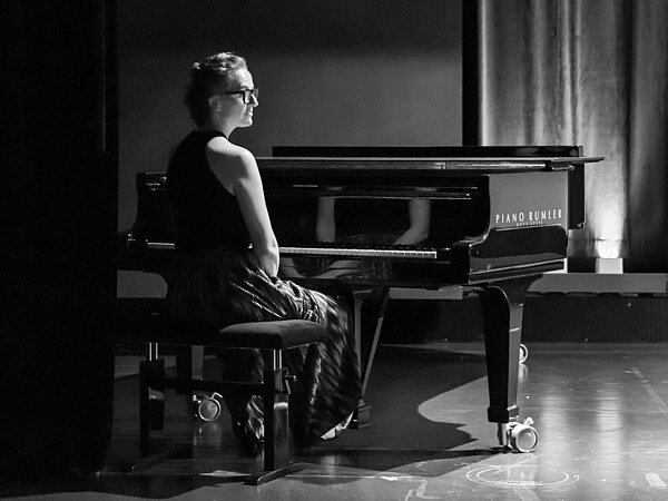 Elaine Brennan sitzt am Flügel