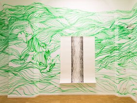 Grüne, abstrakte Wandbemalung, die eine Allee darstellt