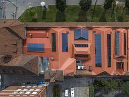 Das Foto von Oliver Heinl zeigt die Dachlandschaft der Kunsthalle Nürnberg nach der Sanierung 2019.