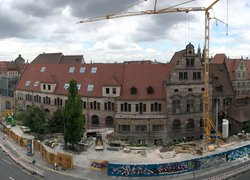 Panoramablick auf das Künstlerhaus und die Baustelle entlang des Königtorgrabens, aufgenommen auf der Dachterrasse eines gegenüberliegenden Hauses. 