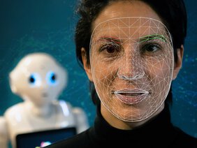 Gesicht einer Frau mit feinen Linien, im Hintergrund ein weißer Roboter
