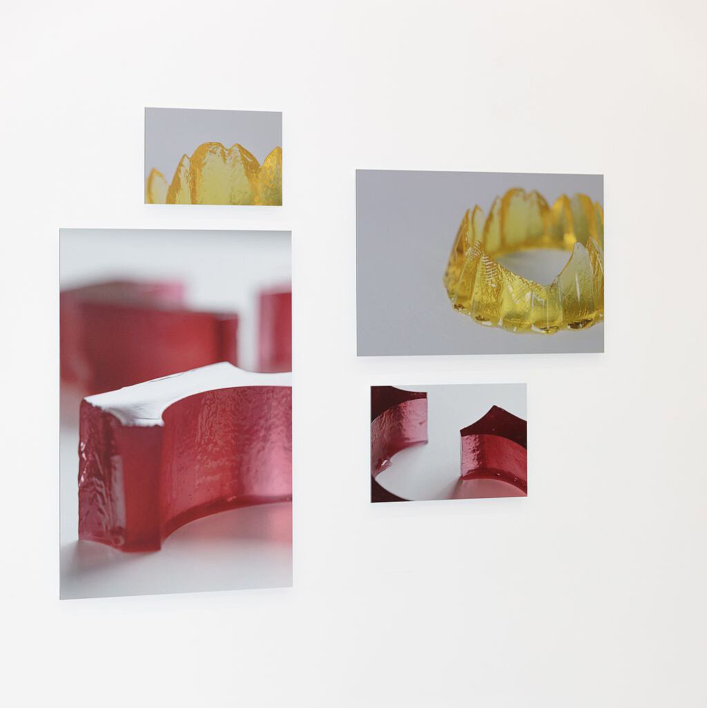 Fotoserie zeigt kunstvoll geschnittenes farbiges japanisches Dessert aus Gelee