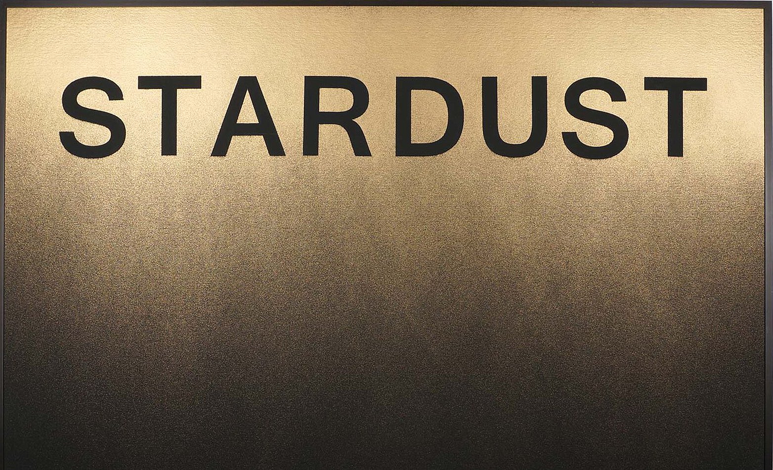 Gemälde von Julia Bünnagel: auf einem goldfarbenen Grund steht in schwarzer Schrift das Wort Stardust