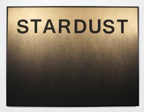 Gemälde von Julia Bünnagel: auf einem goldfarbenen Grund steht in schwarzer Schrift das Wort Stardust
