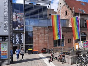 Foto des Künstlerhauses mit Regenbogenflaggen