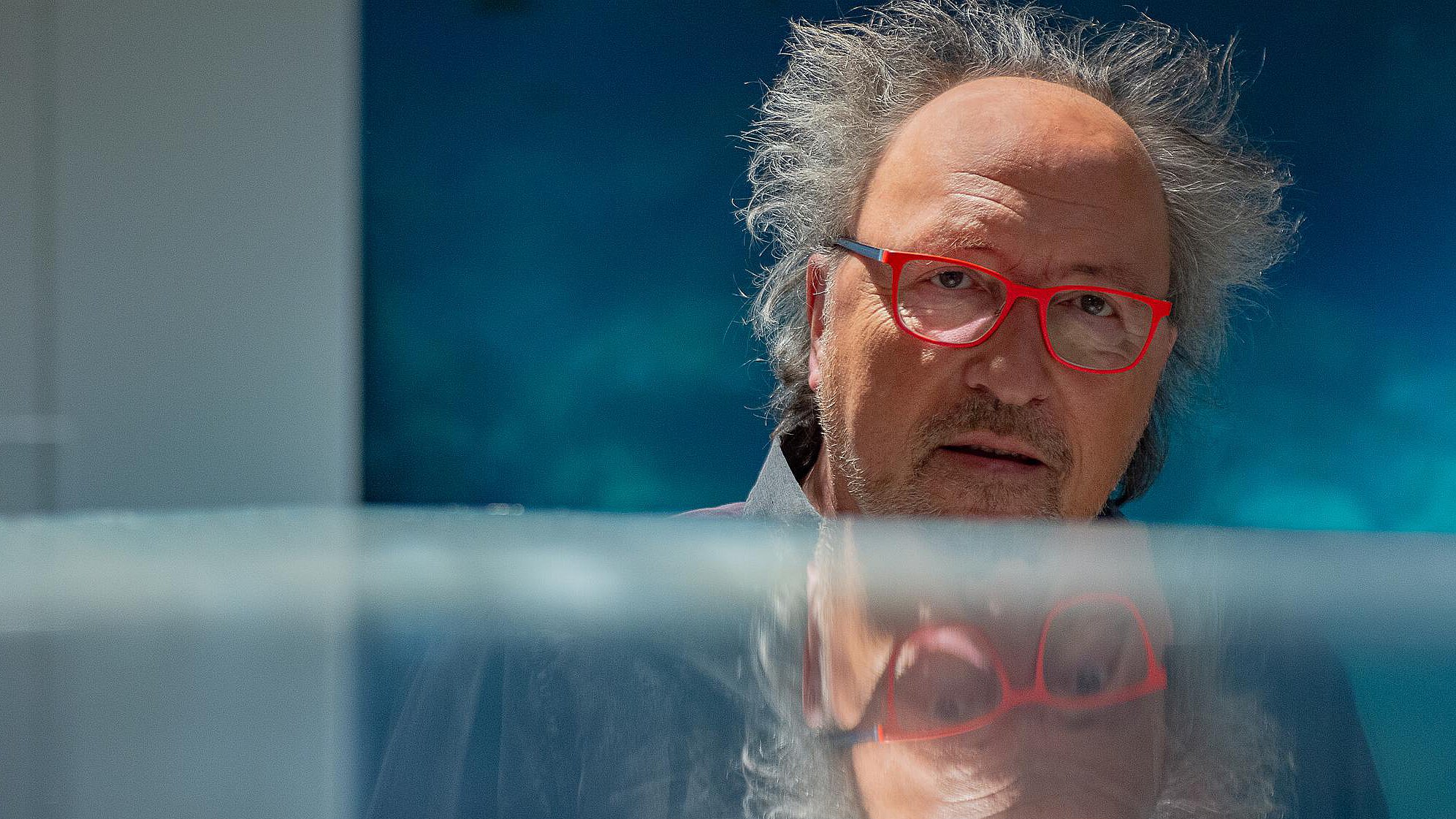 Urban Priol schaut in die Kamera.