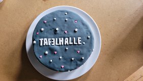 blauer Kuchen mit der weißen Schrift TAFELHALLE versehen