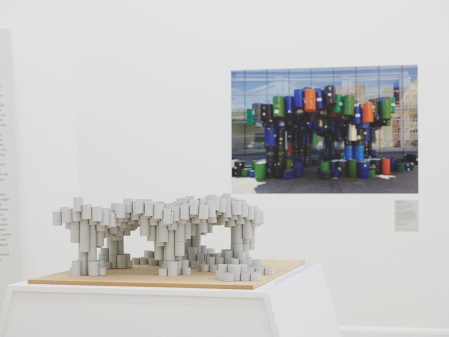 Temple of No Shopping, Modell und im Hintergrund Foto des Originals am Klarissenplatz 2016 der Künstlergruppe raumlaborberlin 