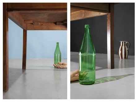 Die drei Fotografien von Barbara Probst zeigen ein Stillleben mit Tisch, grüner Flasche, Glas  und Zitrone gleichzeitig aus drei verschiedenen Perspektiven aufgenommen.