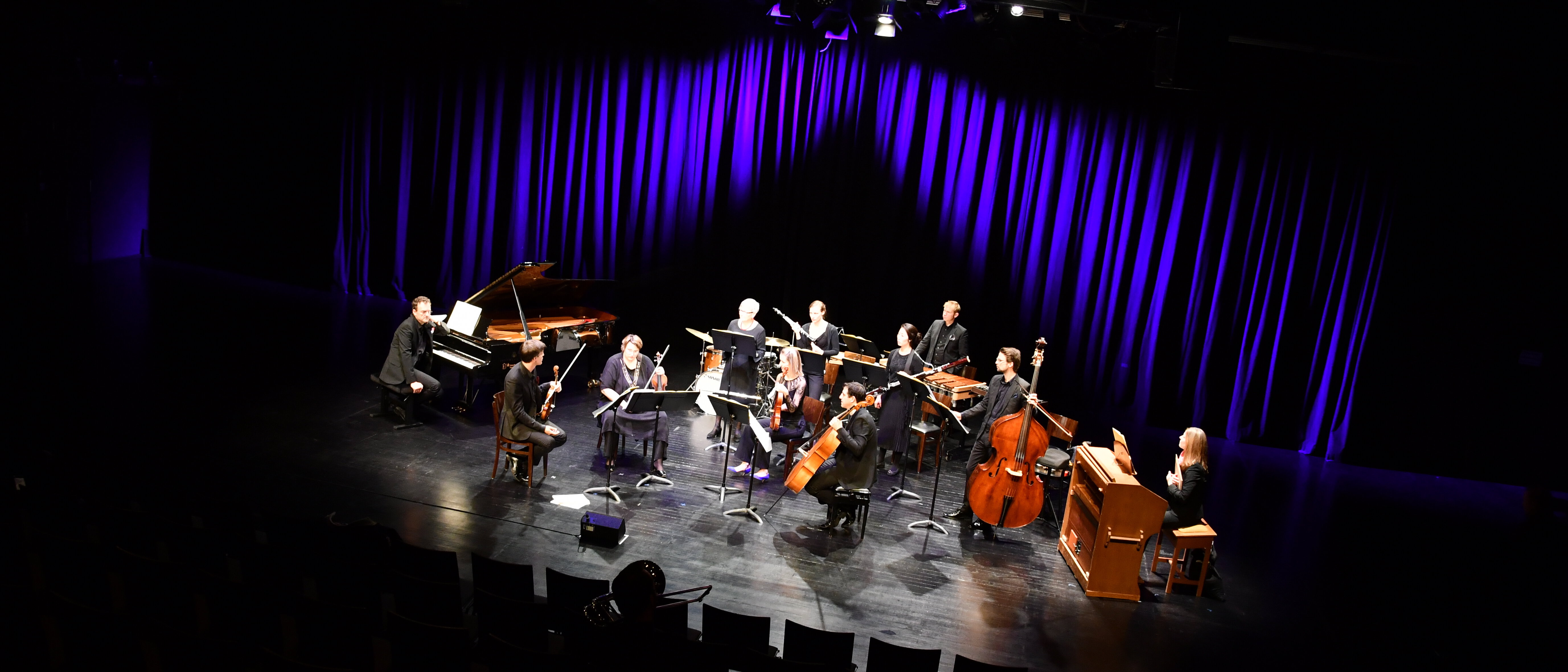 Das Orchester von ensembleKontraste auf der Bühne der Tafelhalle.