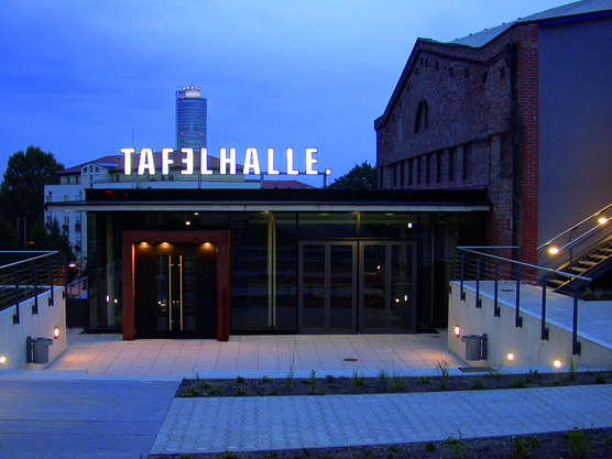 Tafelhalle in der Dämmerung