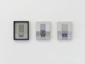 Drei Gemälde eines Wasserglases im gleichen Format von Peter Dreher an jeweils einem Tag zwischen 197 und 2010 gemalt 