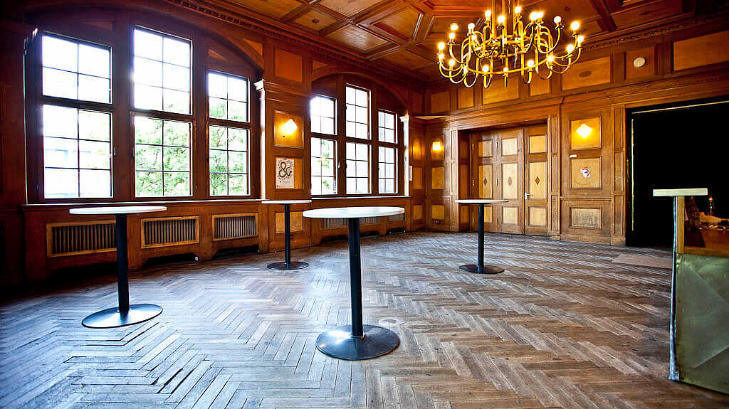 Der kleine Saal mit Stehtischen