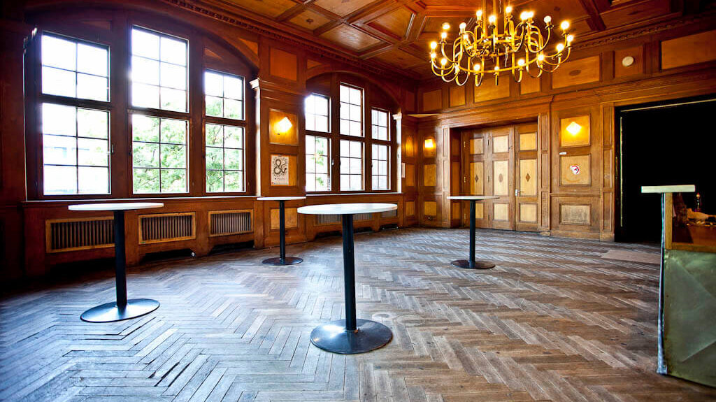 Der kleine Saal mit Stehtischen