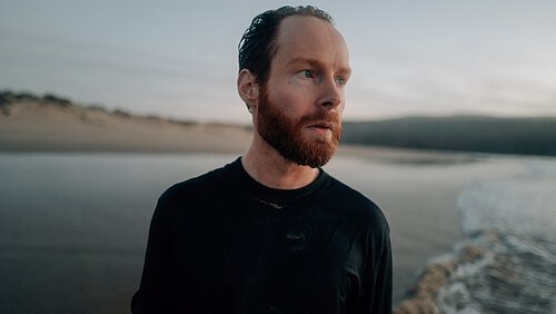 Enno Burger am Strand, der Hintergrund unscharf