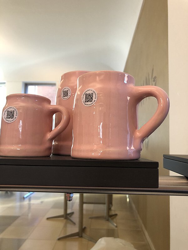 Mo Geldhauser: Krüge, Keramik verschiedenen Farben und Größen