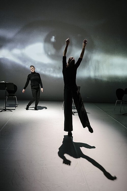 zwei Tänzerinnen auf der Bühne in Pose, beide schwarz gekleidet