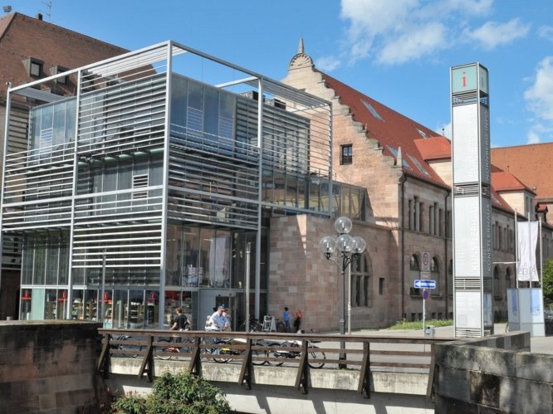 Außenansicht des Künstlerhauses mit modernem Glasbau im Vordergrund