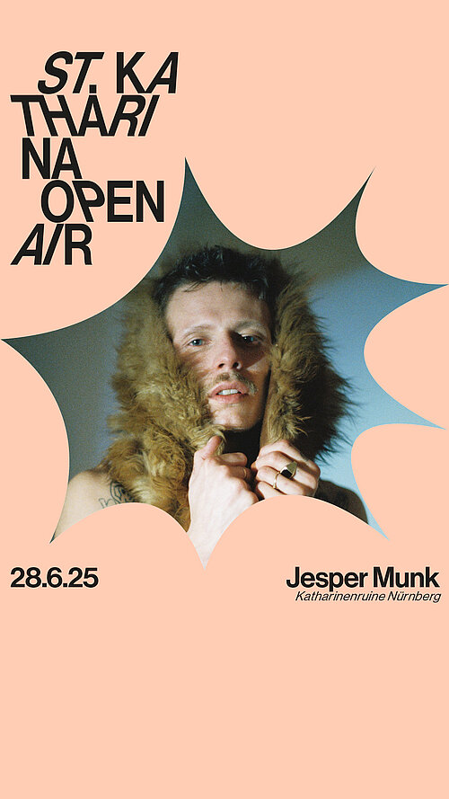 ein Mann mit nacktem Oberkörper blickt in die Kamera. Er hält ein Fell über den Kopf