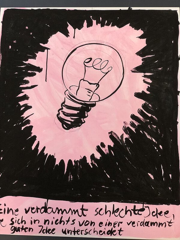 Giclée-Druck von Jan Bräumer mit leuchtender Glühbirne in Rosa auf schwarzem Grund mit Unterzeile: Eine verdammt schlechte Idee, die sich in nichts von einer verdammt guten Idee unterscheidet