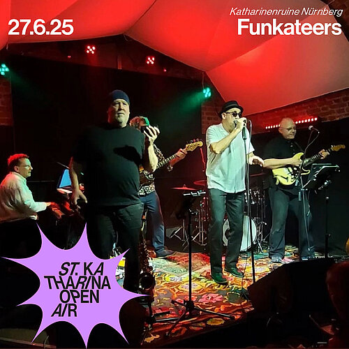 Auf einer Bühne stehen verschiedene Musiker, die bei rotem Hintergrundlicht performen. Unten links in der Ecke ist das lila Logo des st. katharina open air. 