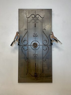 Wandobjekt mit zwei Eichelhähern und ornamentalem Gitter von Hubertus Hess