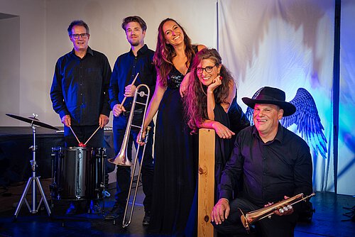 vier Bandmitglieder mit ihren Instrumenten